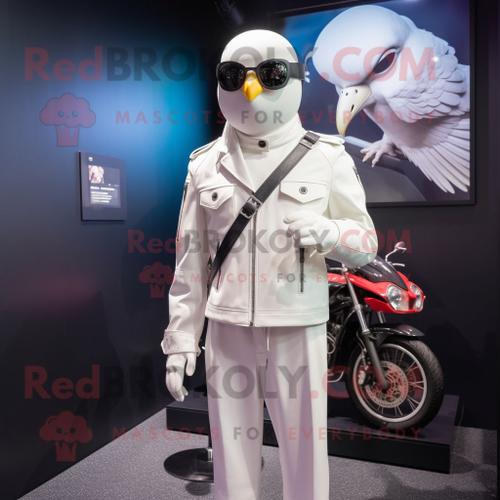 Personnage De Costume De Mascotte Redbrokoly De Pigeon Blanc Habillé D'une Veste De Moto Et De Pochettes