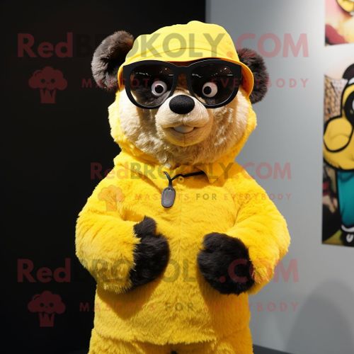Personnage De Costume De Mascotte Redbrokoly D'ours À Lunettes Jaune Habillé D'une Robe Midi Et De Bonnets