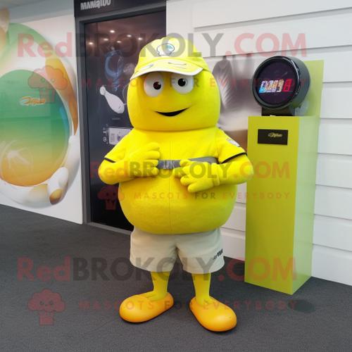 Personnage De Costume De Mascotte Redbrokoly De Kiwi Jaune Citron Vêtu D'un Short Cargo Et De Montres Intelligentes