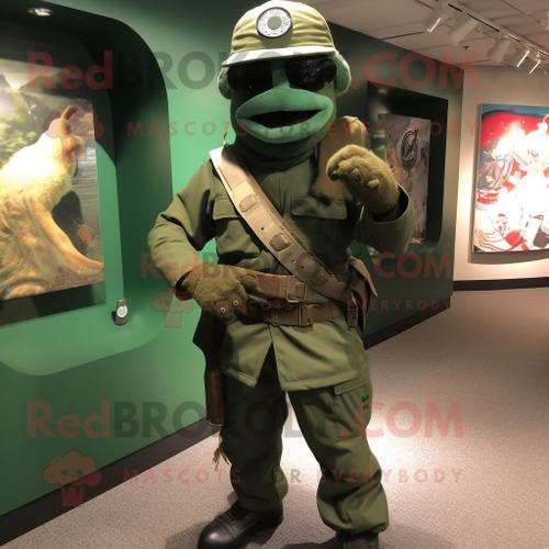 Personnage De Costume De Mascotte Redbrokoly Commando Vert Forêt Habillé Avec Un T-Shirt De Baseball Et Des Ceintures