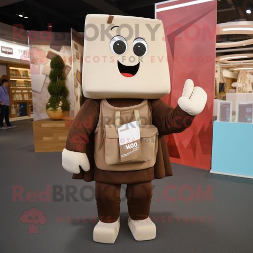 Personnage De Costume De Mascotte Redbrokoly De Barres De Chocolat Beige Habillé D'un Sweat-Shirt Et De Sacs À Dos