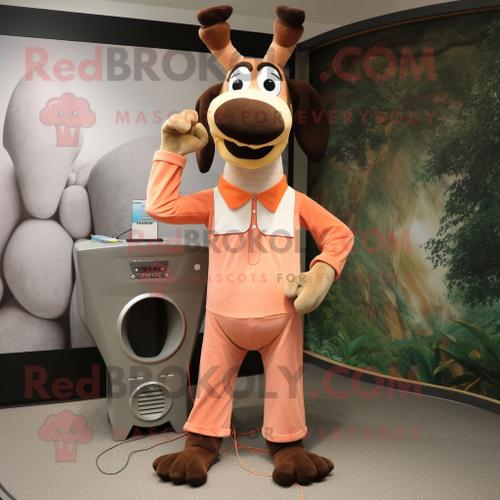 Personnage De Costume De Mascotte Redbrokoly Peach Okapi Habillé D'une Combinaison Et De Boutons De Manchette