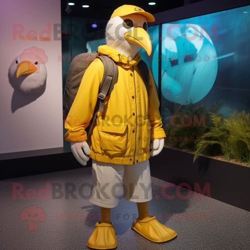 Personnage De Costume De Mascotte Redbrokoly D'albatros Jaune Habillé D'un Coupe-Vent Et De Sacs À Dos