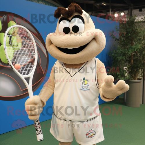 Personnage De Costume De Mascotte Redbrokoly De Raquette De Tennis Beige Habillé D'une Chemise Henley Et D'anneaux