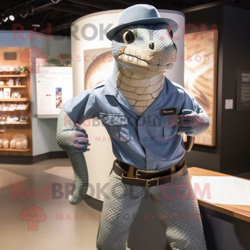 Personnage De Costume De Mascotte Redbrokoly D'anaconda Gris Habillé D'un Short En Jean Et D'un Bonnet