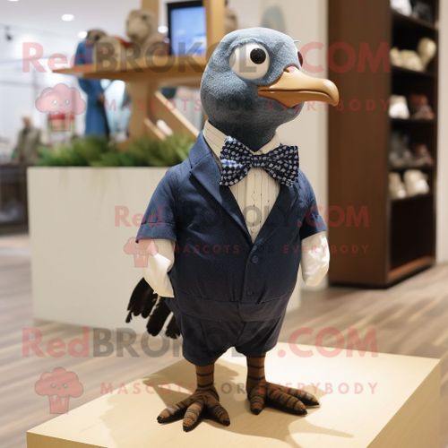 Personnage De Costume De Mascotte Redbrokoly Navy Quail Habillé D'une Chemise Oxford Et De N?uds Papillon