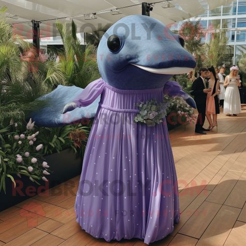 Personnage De Costume De Mascotte Redbrokoly De Baleine À Bosse Lavande Habillé D'une Robe Longue Et D'épingles À Cravate