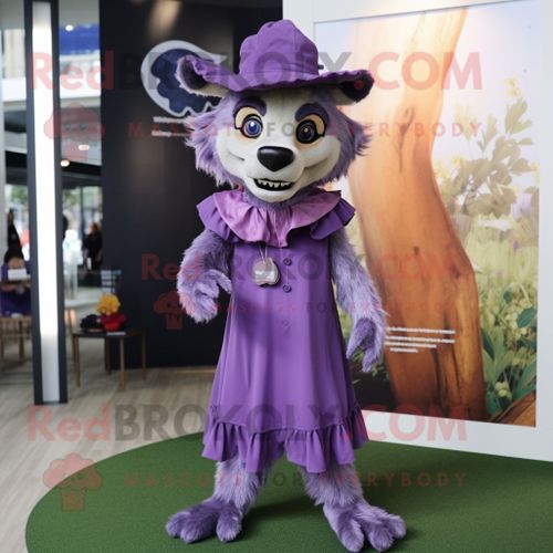 Mascotte Redbrokoly De Personnage Hyène Violette Habillée D'une Robe Midi Et D'épingles À Chapeau