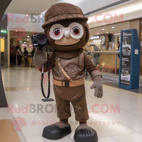 Mascotte Redbrokoly De Personnage De Caméra Marron Habillé D'un Jegging Et De Bérets
