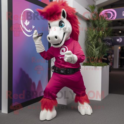 Mascotte Redbrokoly De Personnage Magenta Horse Habillé D'un Bermuda Et D'un Bracelet Montres