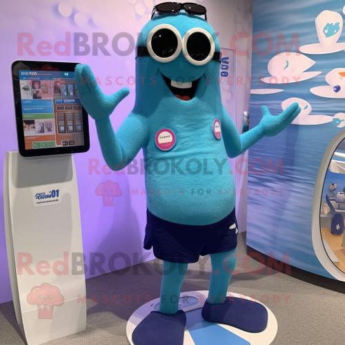 Personnage De Costume De Mascotte Redbrokoly De Prune Bleue Habillé D'un Short De Bain Et De Montres Numériques