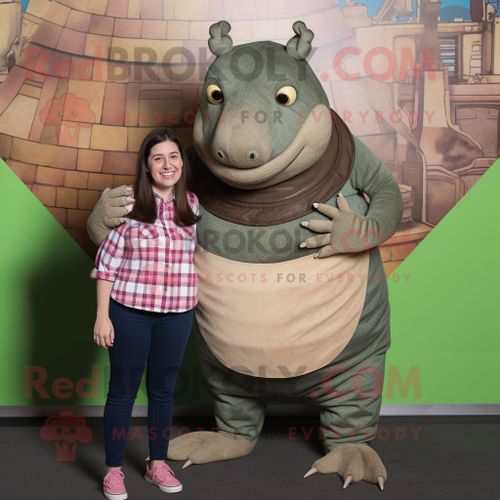 Personnage De Costume De Mascotte Redbrokoly Olive Armadillo Habillé D'un Jean Mom Et De Ceintures