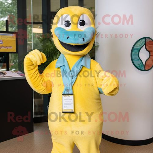 Mascotte Redbrokoly De Personnage De Python Jaune Habillé D'une Chemise Oxford Et De Mitaines