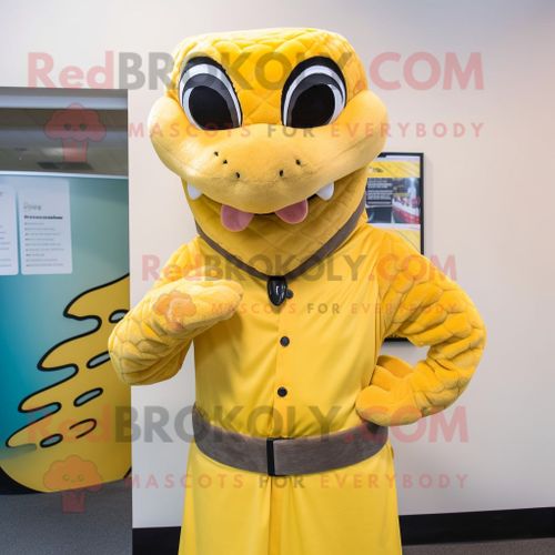 Mascotte Redbrokoly De Personnage De Python Jaune Habillé D'une Chemise Oxford Et De Mitaines