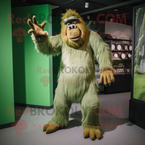 Personnage De Costume De Mascotte Redbrokoly Sasquatch Vert Habillé D'une Culotte Et De Bretelles