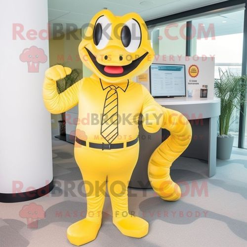 Mascotte Redbrokoly De Personnage De Python Jaune Habillé D'un Pantalon De Costume Et De Bagues