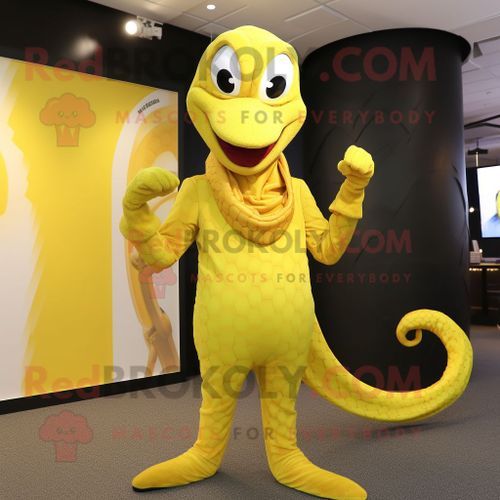Mascotte Redbrokoly De Personnage De Python Jaune Habillé D'un Pantalon De Costume Et De Bagues