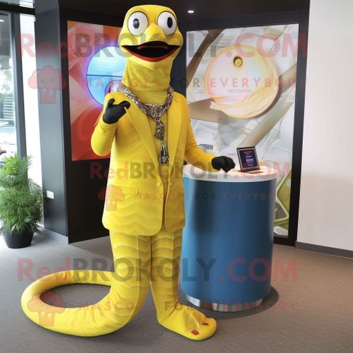 Mascotte Redbrokoly De Personnage De Python Jaune Habillé D'un Pantalon De Costume Et De Bagues