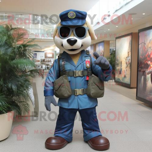 Personnage De Costume De Mascotte Redbrokoly Marine Marine Recon Habillé Avec Un Gilet Et Des Sacs À Main