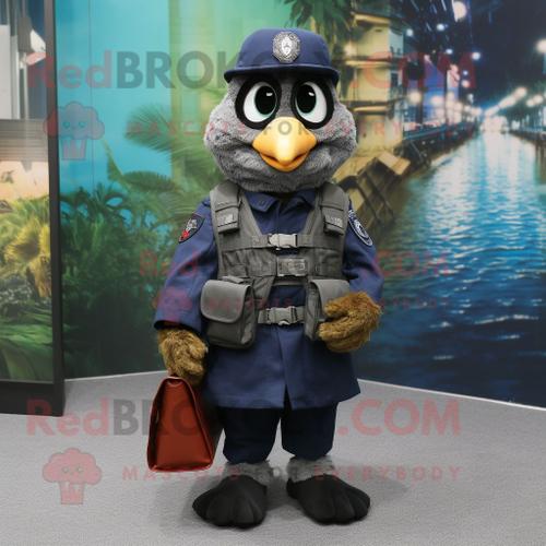 Personnage De Costume De Mascotte Redbrokoly Marine Marine Recon Habillé Avec Un Gilet Et Des Sacs À Main