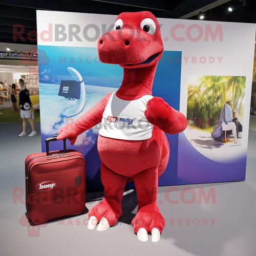 Personnage De Costume De Mascotte Redbrokoly De Diplodocus Rouge Habillé D'un Short De Bain Et De Porte-Documents