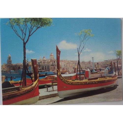 Malte.. Senglea . Dghajjes - Bateaux Colorés . A L'arrière Plan La Cité Historique De Vittoriosa.