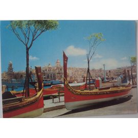 Malte.. Senglea . Dghajjes - Bateaux Colorés . A L'arrière Plan La Cité Historique De Vittoriosa.