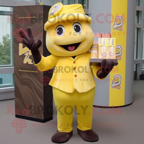 Personnage De Costume De Mascotte Redbrokoly De Barres De Chocolat Jaune Habillé Avec Un Tee-Shirt De Baseball Et Des Carrés De Poche