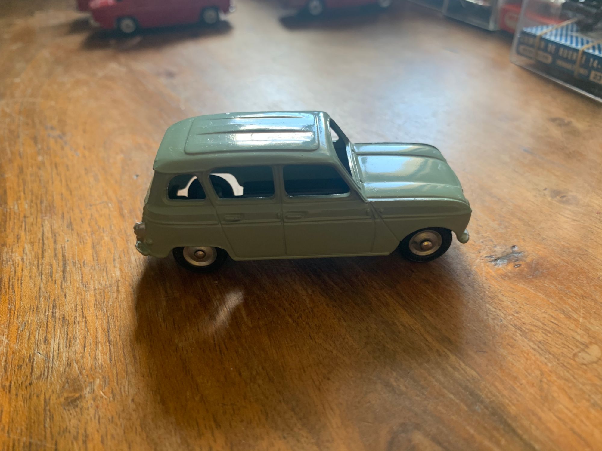 Renault 4L Dinky Toys junior. Vert sans boîte made in France d'occasion  