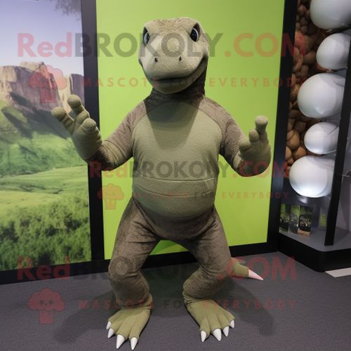 Personnage De Costume De Mascotte Redbrokoly Olive Komodo Dragon Habillé D'un Pantalon Et De Gants De Yoga