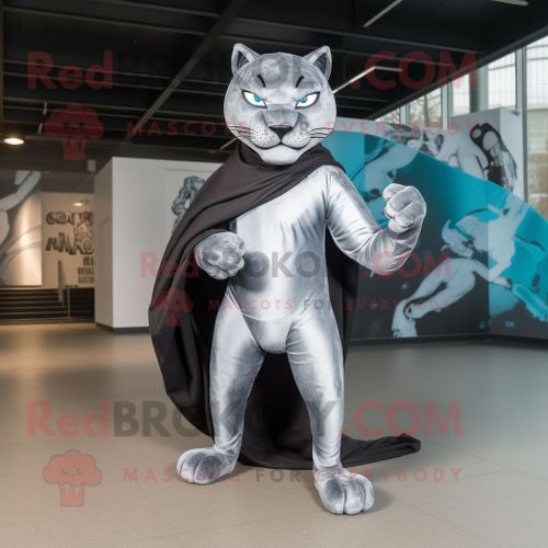 Mascotte Redbrokoly De Panthère Argentée Habillée D'un Col Roulé Et De Clips D'écharpe