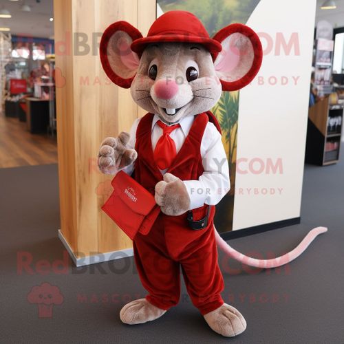 Mascotte Redbrokoly De Personnage De Souris Rouge Habillée D'un Gilet Et De Pochettes
