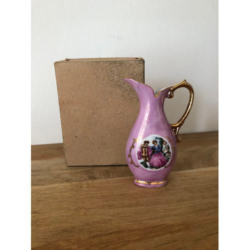 Petite cruche rose miniature en porcelaine et sa boîte 