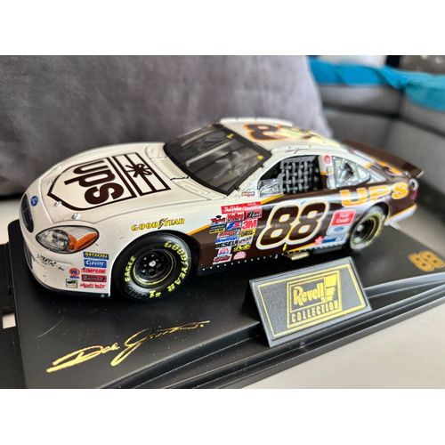 Nascar Revell 1/24 - Dale Jarrett # 88 Ford Taurus Ups Raced Version 2001