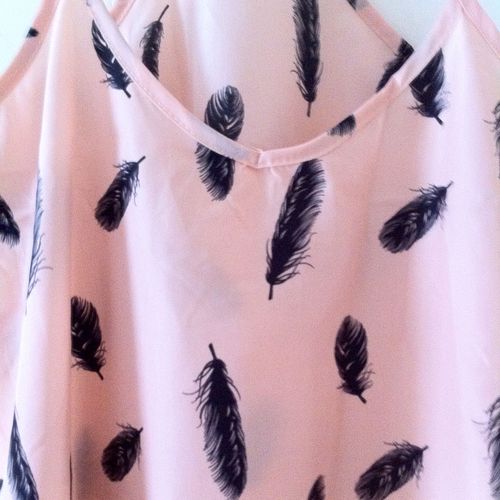 Top Spaghetti Taille S. Couleur Saumon. Fines Bretelles. 100 % Polyester.