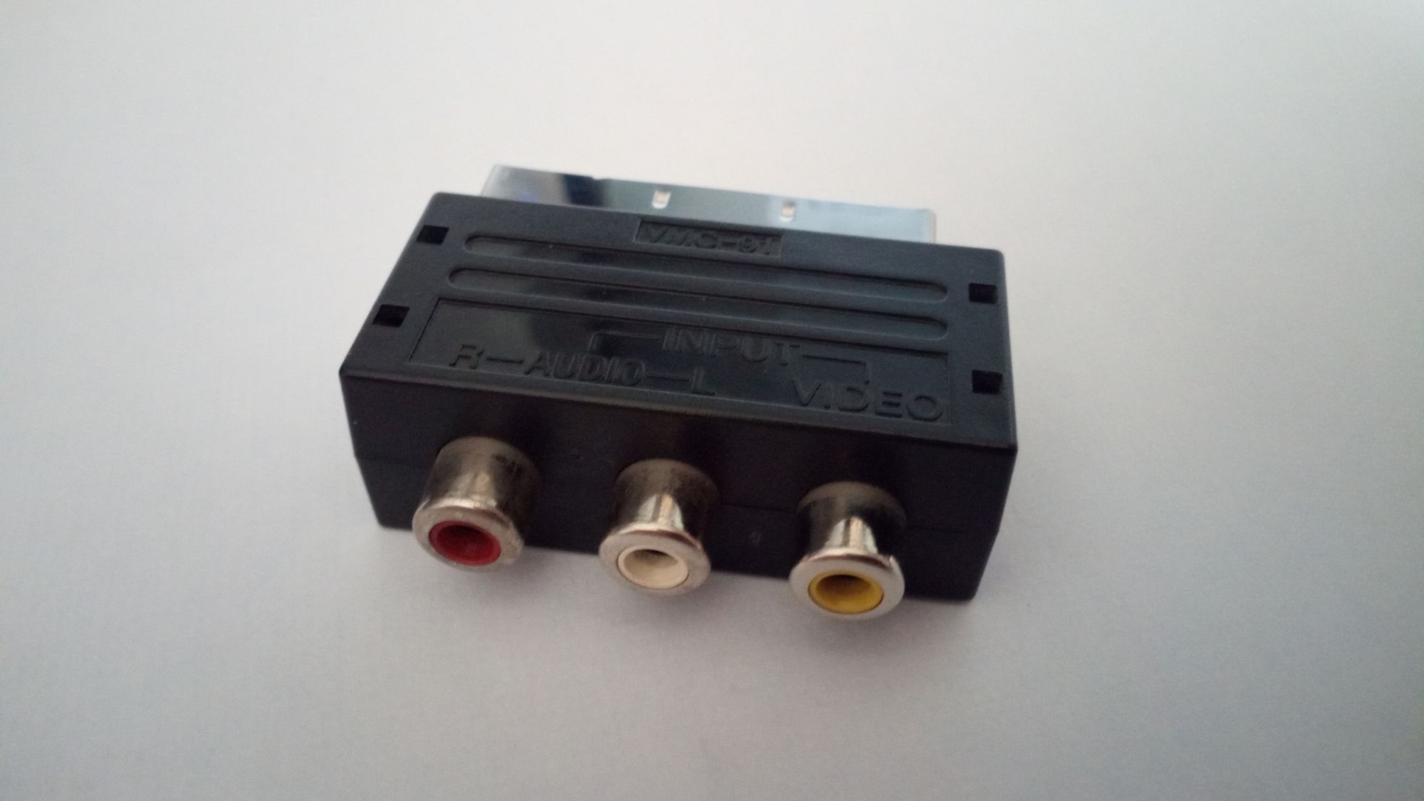 Adaptateur RCA vers péritel.