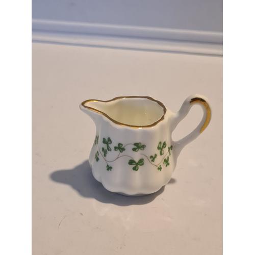 Pot à lait miniature en porcelaine de Chine Royal Tara Ireland Décor petits n?uds verts