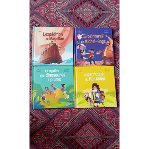 Lot De 4 Livres Hachette Jeunesse De Marc Levy: Le Mystère Des Dinosaures À Plume +Les Peintures De Michel-Ange + La Perruque Du Roi Soleil +L'expédition De Magellan, Illustrations De Carine Hinder.