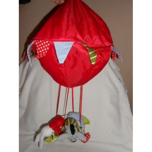 Mobile Montgolfière Rouge Nacelle Crème Spirale Grenouille Verte N¿Ud Bleu Vichy C¿Ur À Pois Lapin Blanc Pull Fleur Jaune Ane Cheval Gris Vert Ikea