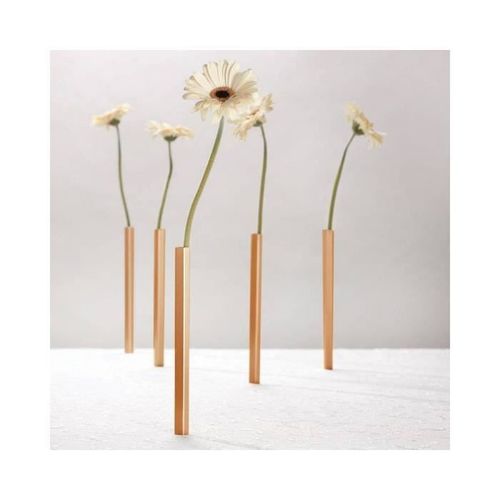 Les vases magnetiques pa design sont des vases en alu qui s'aimantent sous la nappe
