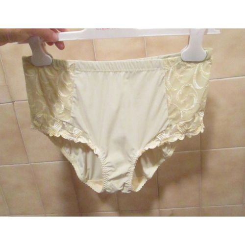 Culotte Beige Vert Pistache Gaine Ou Gainante Avec Dentelle, T. 34 Taille Réelle