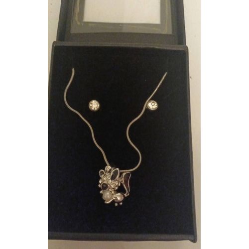 Collier Et Ses Clous D'oreilles