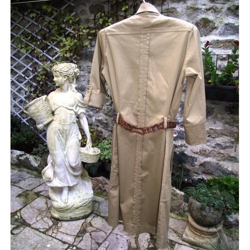 Robe Marque Lola Style Saharienne Avec Ceinture Cuir Tressée Taille 34. 98%Coton 2% Élasthanne Couleur Beige Camel.