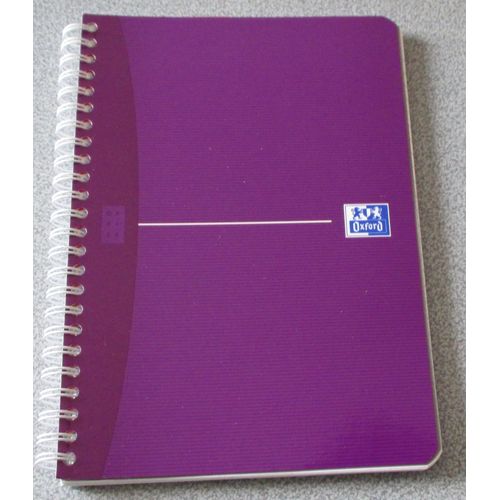 Cahier Oxford My Style A5 -14,8x21cm-Couverture Pelliculée Brillante Violet Fuschia-Double Spirale-90 Pages-Papier Blanc 90g Ligné Avec En-Tête Et Double Marge-Règle Marque-Page Amovible