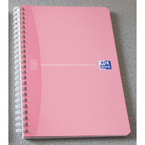 Cahier Oxford My Style A5 -14,8x21cm-Couverture Pelliculée Brillante Rose Pale-Double Spirale-90 Pages-Papier Blanc 90g Ligné Avec En-Tête Et Double Marge-Règle Marque-Page Amovible
