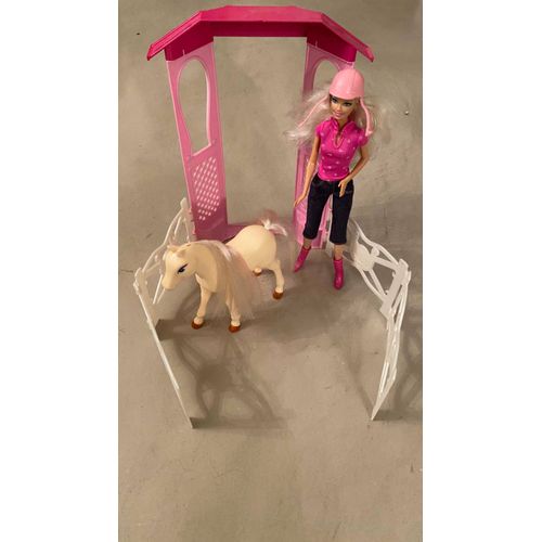 Barbie Et Son Poney Dans Un Enclos