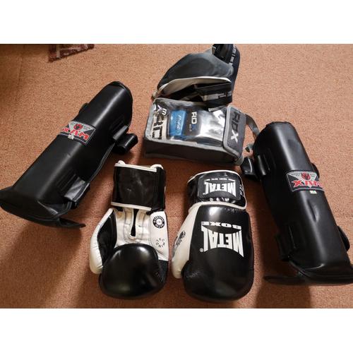 Ensemble d¿équipements de sport de combat (gants, protège-tibias