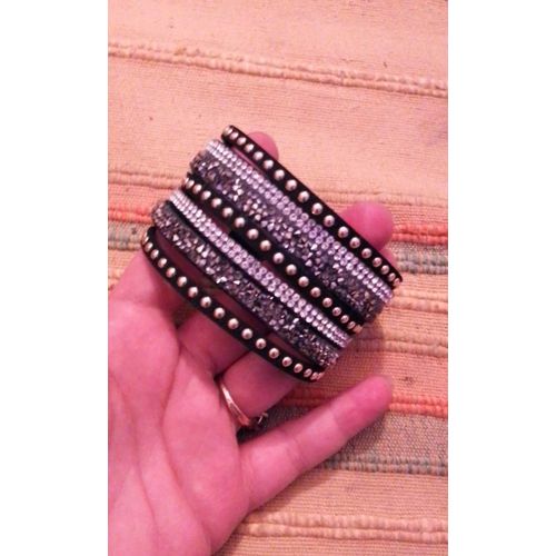 Bracelet Pressions Strass Argentées Et Translucides.