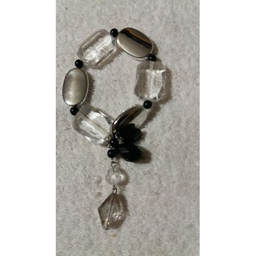 Bracelet Sur Fil Élastique Formé De Plaques Transparentes Et Argentées, Agrémenté D'un Petit Pendentif