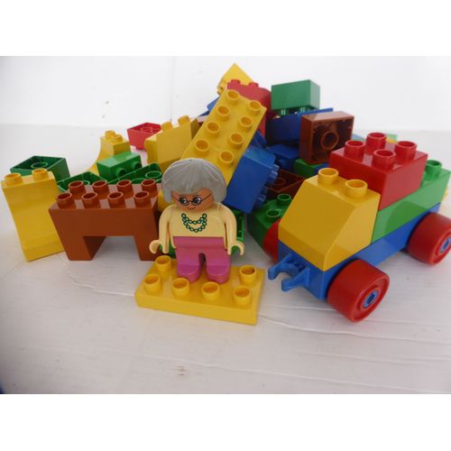 Lot De Briques Lego Duplo Diverses Tailles Et Couleurs + 1 Figurine Et 1 Base De Voiture